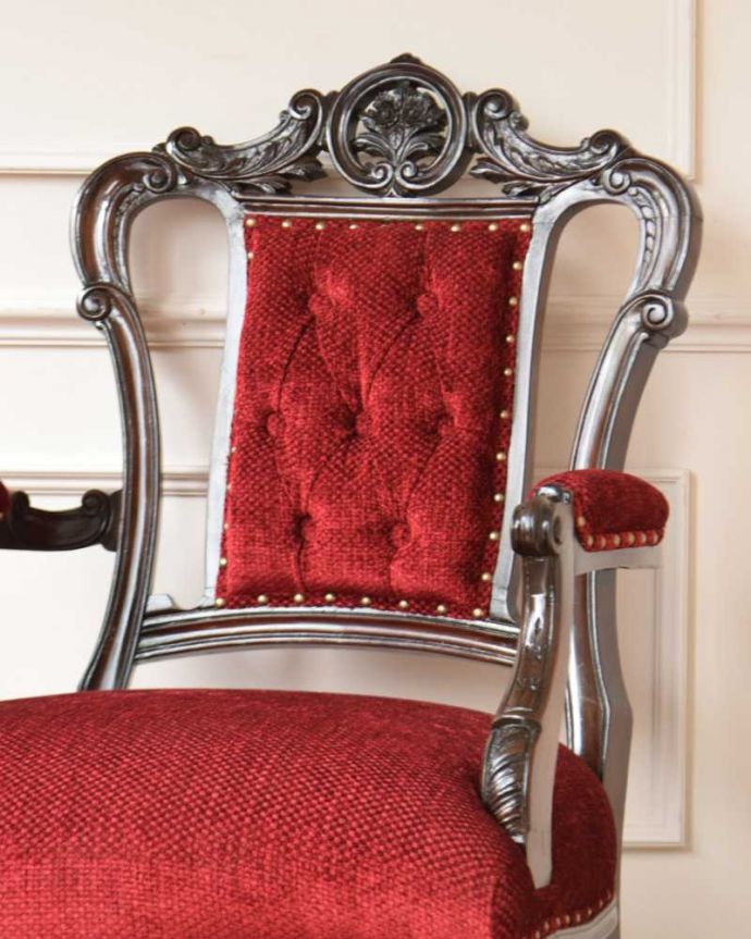 アンティーク チェア 気品たっぷりの英国で見つけたアンティークナーシングチェア（アーム付き）。贅沢な美しさはアンティークの証女性のために作られた椅子だけに、見た目が美しい。(q-333-c)