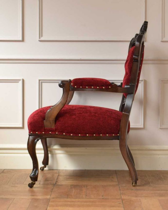 アンティーク チェア 気品たっぷりの英国で見つけたアンティークナーシングチェア（アーム付き）。横から見ても優雅な立ち姿授乳のために作られた椅子は、座面が低く背もたれの角度もゆったり。(q-333-c)