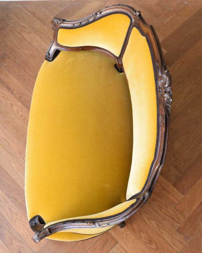 セティ・ソファ・ベンチ　アンティーク チェア　フランスで見つけた高級感溢れる上質なアンティーク２Ｐソファ（セティ）。新しい生地で張り替えました座面は布貼りなので、長時間座っても疲れません。(q-335-c)