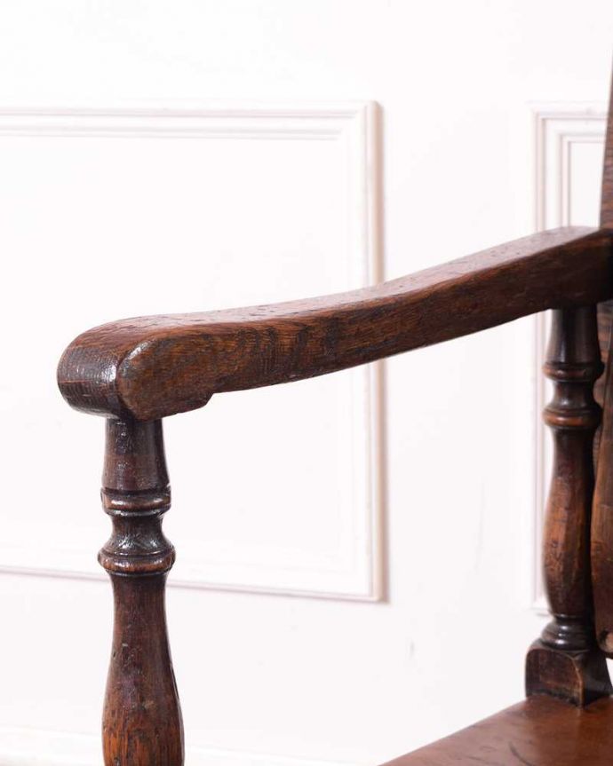 1Pソファ(ラウンジチェア)　アンティーク チェア　英国アンティークらしい家具、モンクスベンチ（ベンチテーブル）。デザインされたアーム部分肘を掛けれるようにデザインされたアームの形まで優雅なんです。(q-338-c)