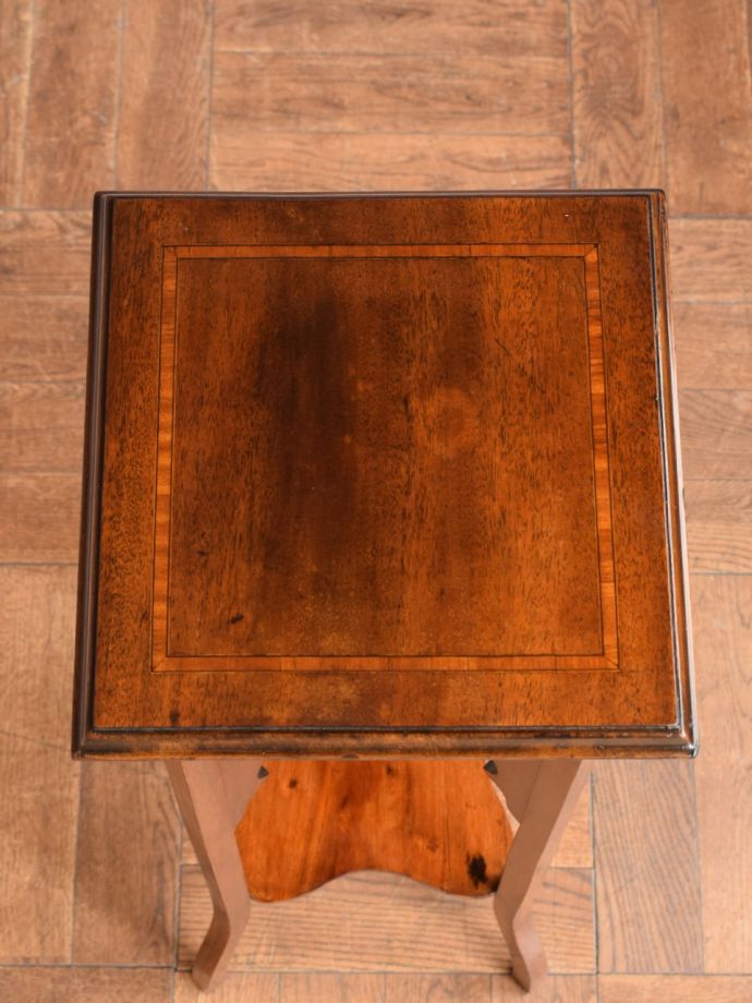 アンティークのプランツスタンドの天板