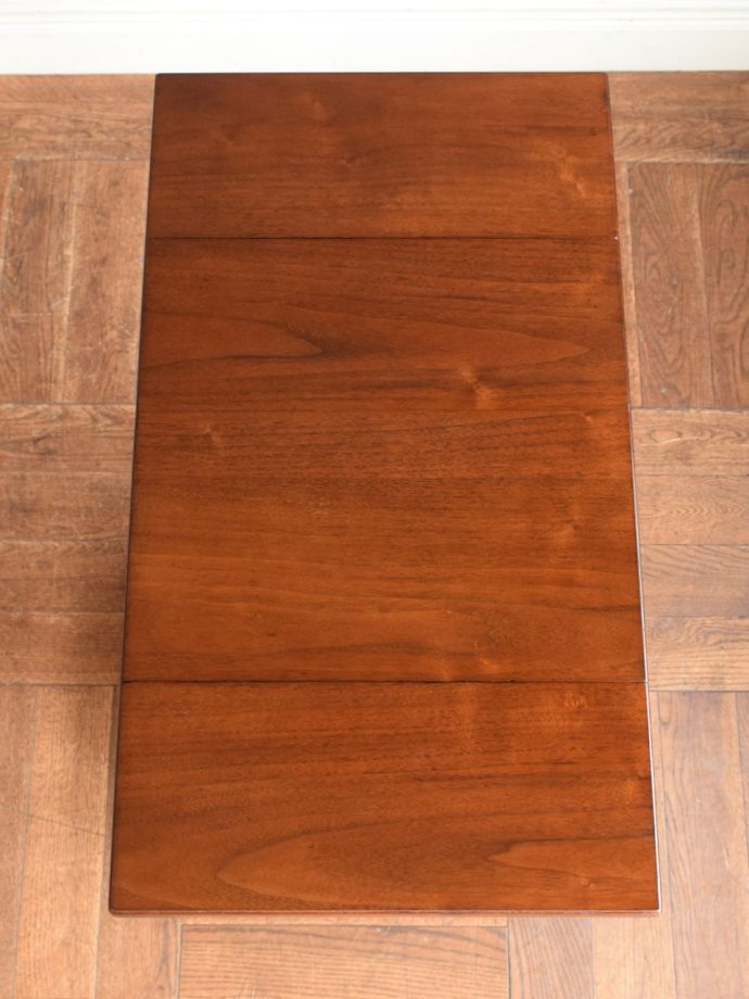 天板を広げた折り畳みキャビネット