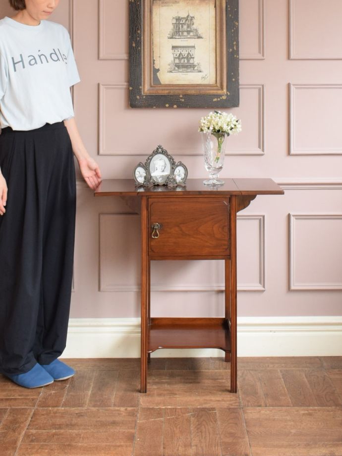 アンティークのサイドキャビネット