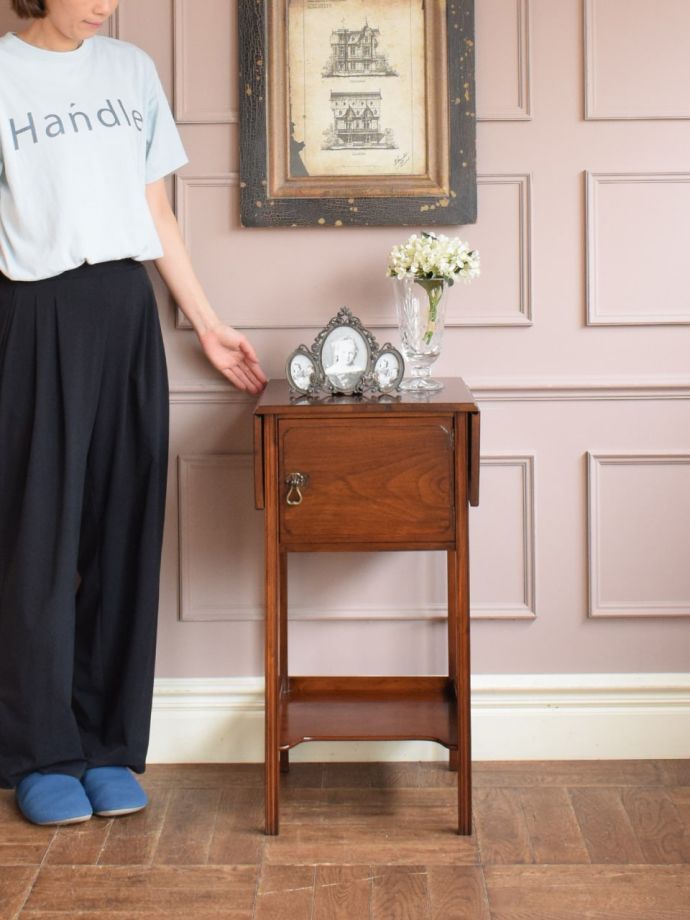 アンティークのサイドキャビネット