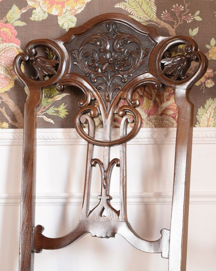 サロンチェア　アンティーク チェア　英国輸入の美しい椅子、マホガニー材のアンティークサイドチェア(サロンチェア)。アンティークらしい背もたれの装飾上質な雰囲気を漂わせる細かい彫。(q-340-c)