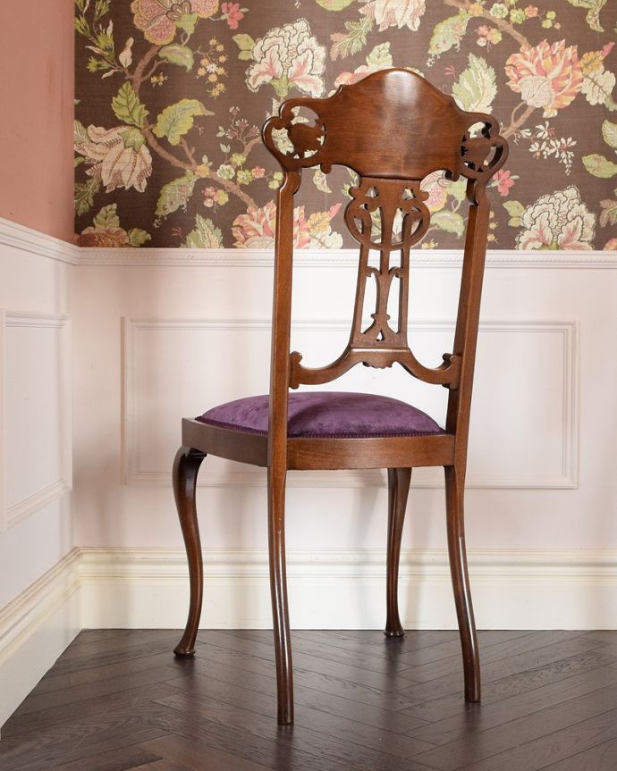サロンチェア　アンティーク チェア　英国輸入の美しい椅子、マホガニー材のアンティークサイドチェア(サロンチェア)。後ろ姿にも自信アリ並べた時に後ろから見ることも多い椅子。(q-340-c)