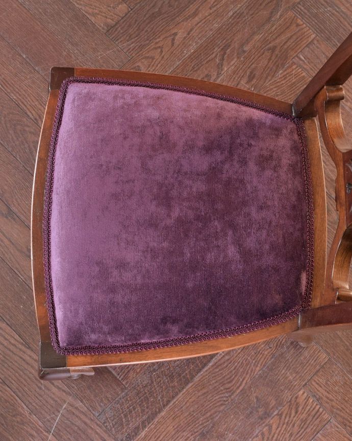 サロンチェア　アンティーク チェア　英国輸入の美しい椅子、マホガニー材のアンティークサイドチェア(サロンチェア)。座面を上から見るとこんな感じ座面は布貼りなので、長時間座っても疲れません。(q-340-c)