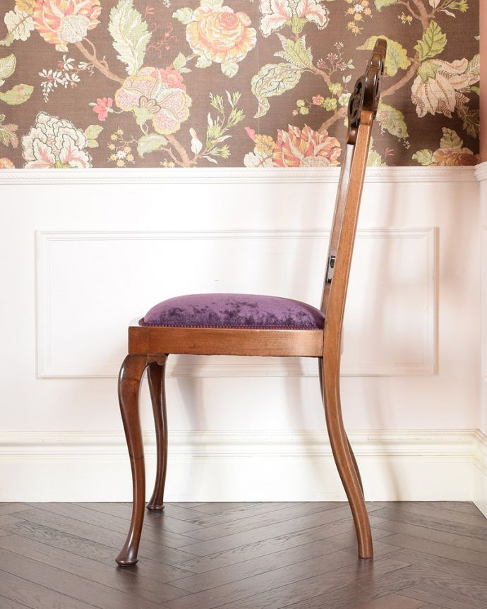 サロンチェア　アンティーク チェア　英国輸入の美しい椅子、マホガニー材のアンティークサイドチェア(サロンチェア)。横から見ても優雅な立ち姿背もたれがカーブしているので楽です。(q-340-c)