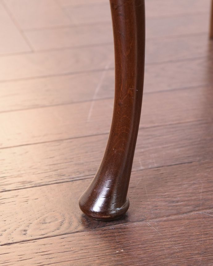 サロンチェア　アンティーク チェア　英国輸入の美しい椅子、マホガニー材のアンティークサイドチェア(サロンチェア)。床を滑らせて移動出来ますHandleではアンティークチェアの脚の裏にフェルトキーパーをお付けしています。(q-340-c)
