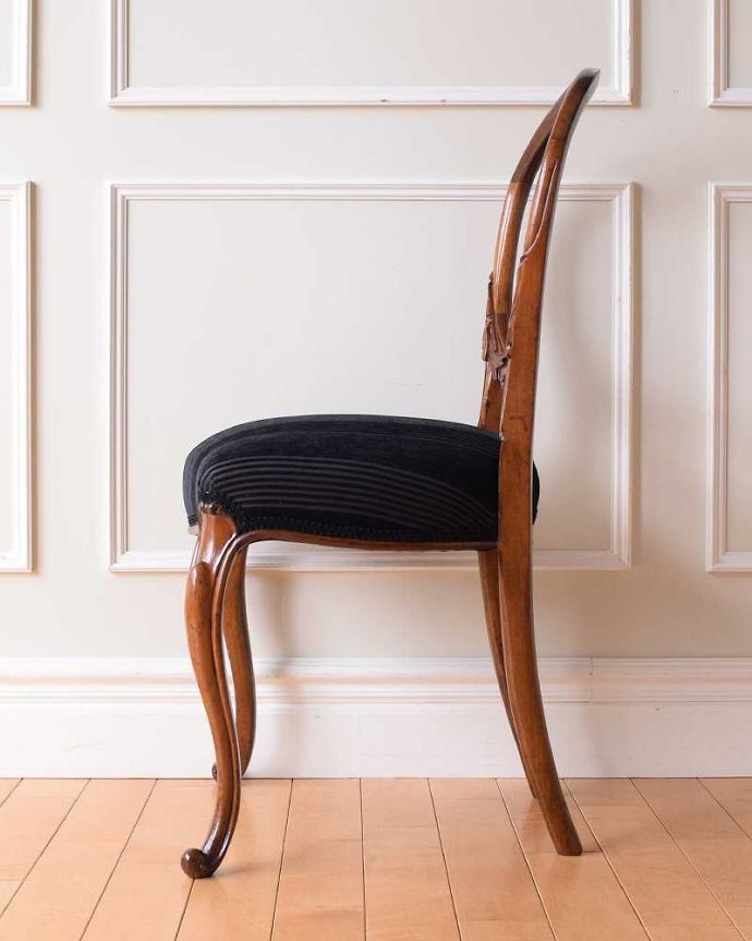 高級感ある英国アンティーク椅子、気品たっぷりなバルーンバックチェア
