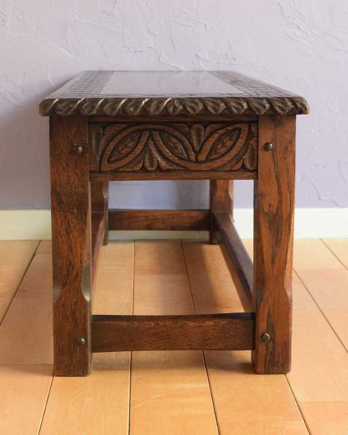 スツール・オットマン　アンティーク チェア　テーブルとしても使える彫刻の美しいアンティークベンチスツール。360度、どこから見ても美しい脚もしっかり組まれているのがわかります。(q-342-c)