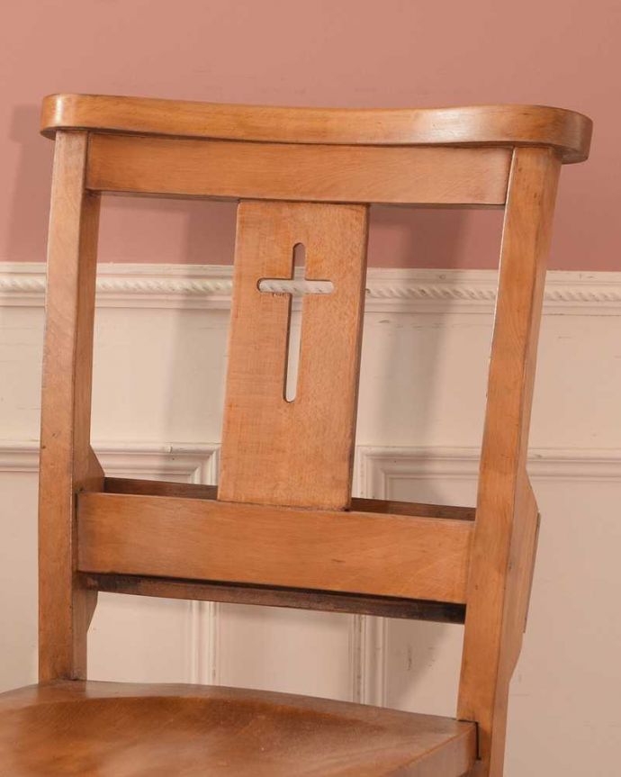 チャーチチェア　アンティーク チェア　クロスデザインの聖書箱付きのチャーチチェア、英国アンティーク椅子 。教会ごとに違う背もたれいろんなデザインのチャーチチェア。(q-349-c)