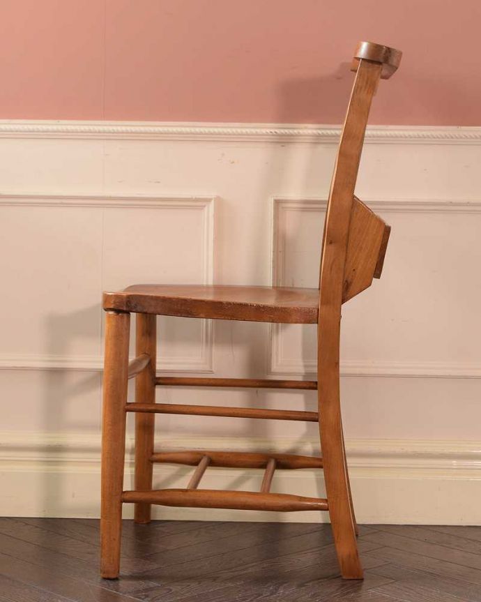 チャーチチェア　アンティーク チェア　クロスデザインの聖書箱付きのチャーチチェア、英国アンティーク椅子 。横から見るとこんな感じ脚もとにある桟は、礼拝に来た人たちの荷物置き場。(q-349-c)