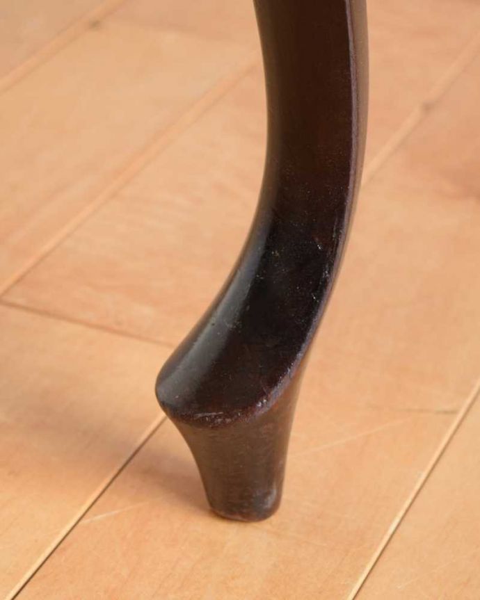 サロンチェア　アンティーク チェア　背もたれのかたちも素敵な英国輸入のアンティークサロンチェア。床を滑らせて移動出来ますHandleではアンティークチェアの脚の裏にフェルトキーパーをお付けしています。(q-351-c)