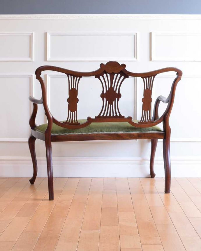 セティ・ソファ・ベンチ　アンティーク チェア　芸術的な象嵌の細工の模様にうっとり･･･アンティークだから手に入る椅子セティ。後ろから見ても完璧な美しさもちろん、後ろ姿も優雅で美しいんです。(q-352-c)