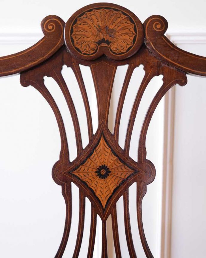 セティ・ソファ・ベンチ　アンティーク チェア　芸術的な象嵌の細工の模様にうっとり･･･アンティークだから手に入る椅子セティ。芸術作品のような彫アンティークらしい透かし彫りの美しさに思わずうっとりしてしまいます。(q-352-c)