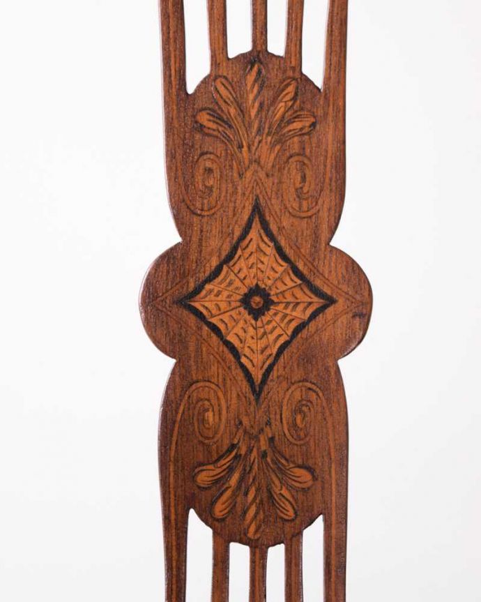 セティ・ソファ・ベンチ　アンティーク チェア　芸術的な象嵌の細工の模様にうっとり･･･アンティークだから手に入る椅子セティ。美しい背もたれの透かし彫り「ピアス・ドゥ・カービング」と呼ばれる背もたれの細工。(q-352-c)