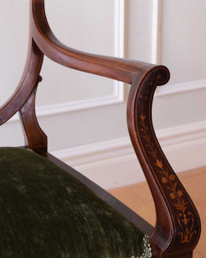 セティ・ソファ・ベンチ　アンティーク チェア　芸術的な象嵌の細工の模様にうっとり･･･アンティークだから手に入る椅子セティ。デザインされたアーム部分肘を掛けれるようにデザインされたアームの形まで優雅なんです。(q-352-c)