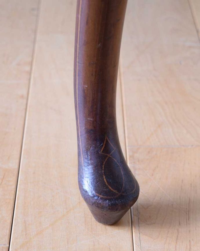 セティ・ソファ・ベンチ　アンティーク チェア　芸術的な象嵌の細工の模様にうっとり･･･アンティークだから手に入る椅子セティ。持ち上げなくても移動できます！Handleのアンティークは、脚の裏にフェルトキーパーをお付けしていますので、持ち上げなくても床を滑らせて移動させることが出来ます。(q-352-c)