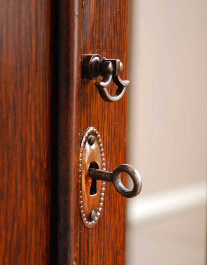 アンティークのキャビネット　アンティーク家具　英国の素敵なアンティーク家具、木製のガラスキャビネット。鍵は使えます。(q-355-f-1)