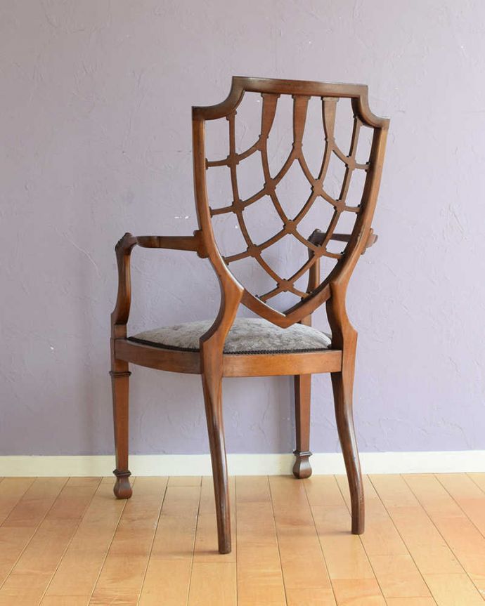 サロンチェア　アンティーク チェア　英国輸入のアンティークアームチェア、優雅なサロンチェア 。後ろ姿も上品です並べた時に後ろから見ることも多い椅子。(q-358-c)