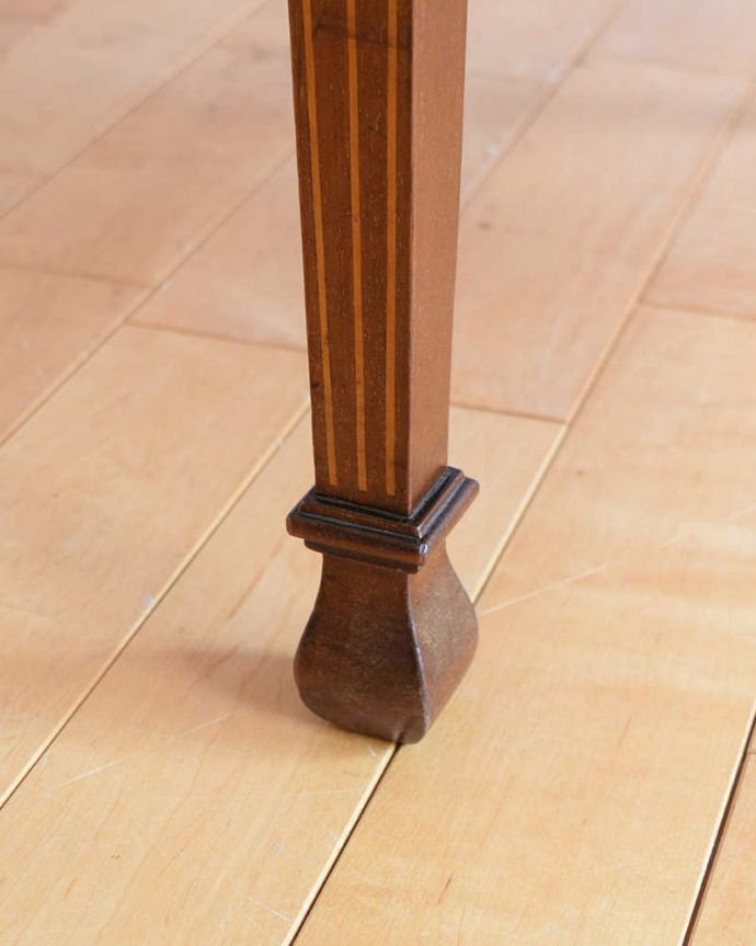 サロンチェア　アンティーク チェア　英国輸入のアンティークアームチェア、優雅なサロンチェア 。床を滑らせて移動出来ますHandleではアンティークチェアの脚の裏にフェルトキーパーをお付けしています。(q-358-c)