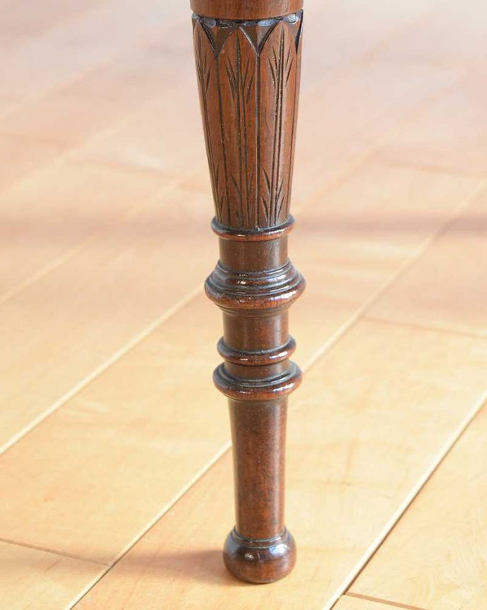 サロンチェア　アンティーク チェア　繊細な透かし彫りが施されたアンティークのマホガニーチェア（サロンチェア)。床を滑らせて移動出来ますHandleではアンティークチェアの脚の裏にフェルトキーパーをお付けしています。(q-359-c)