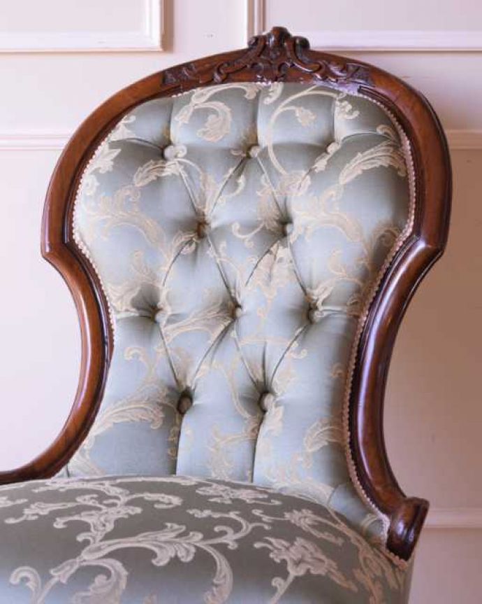 1Pソファ(ラウンジチェア)　アンティーク チェア　気品たっぷりの英国で見つけたアンティークナーシングチェア（クッション付き）。贅沢な美しさはアンティークの証女性のために作られた椅子だけに、見た目が美しい。(q-360-c)