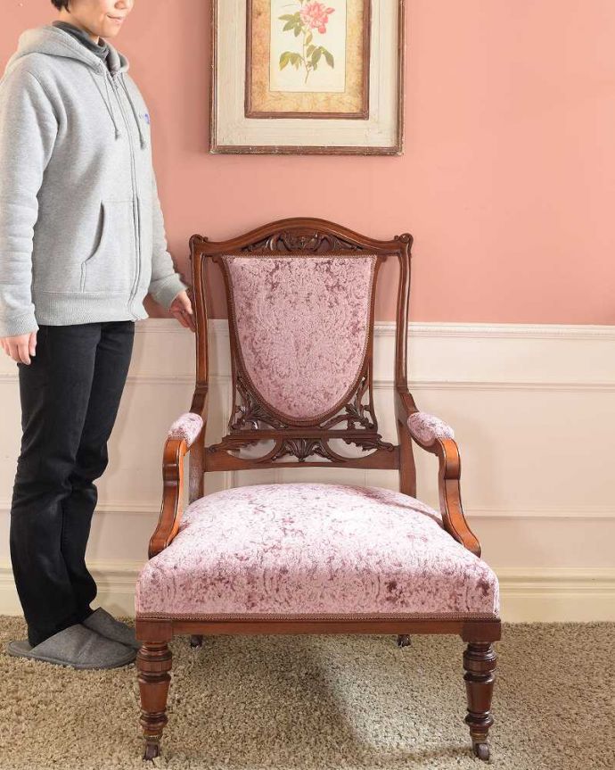 1Pソファ(ラウンジチェア)　アンティーク チェア　上品な空気が流れる透かし彫りが美しい英国で見つけたアンティークのナーシングチェア。赤ちゃんとお母さんのために作られた椅子授乳のためだけに造られたナーシングチェア。(q-362-c)