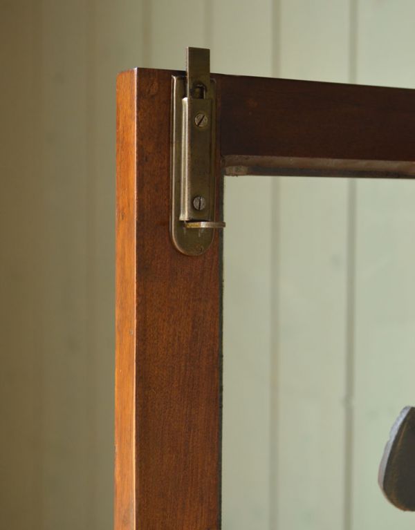 アンティークのキャビネット　アンティーク家具　木目が美しいアンティーク家具、ウォルナット材のガラスキャビネット。扉内には、ドアストッパーが上下２ヶ所に付いています。(q-364-f-1)