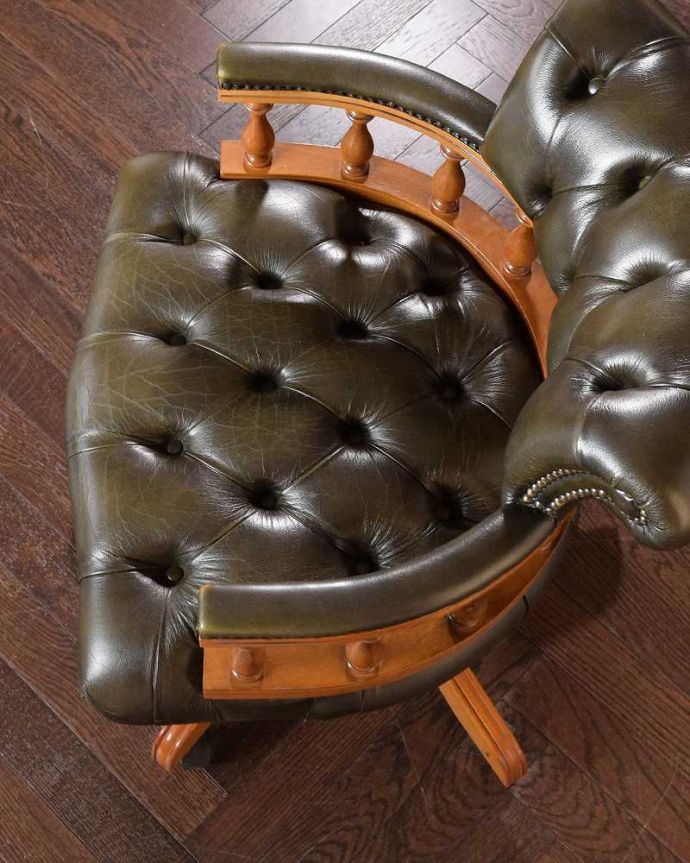 1Pソファ(ラウンジチェア)　アンティーク チェア　英国アンティーク椅子、チェスターフィールドのキャプテンスウィヴェルチェア（リボルビングチェア）。贅沢な革張りチェスターフィールドらしい革張りの座面。(q-365-c)