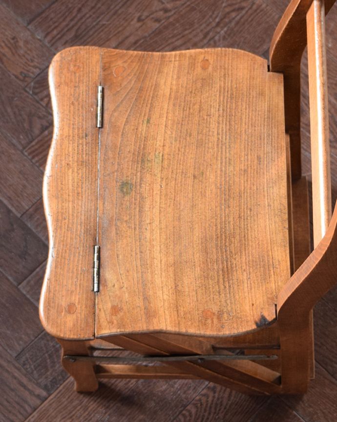 キッチンチェア　アンティーク チェア　ハシゴになっちゃうめずらしい椅子、アンティークのラダー。座面を見ると･･･座面を上から見るとこんな感じです。(q-366-c)
