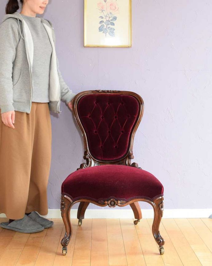1Pソファ(ラウンジチェア)　アンティーク チェア　装飾が美しいウォルナット材の椅子、英国輸入のアンティークナーシングチェア。赤ちゃんとお母さんのために作られた椅子授乳のためだけに造られたナーシングチェア。(q-370-c)