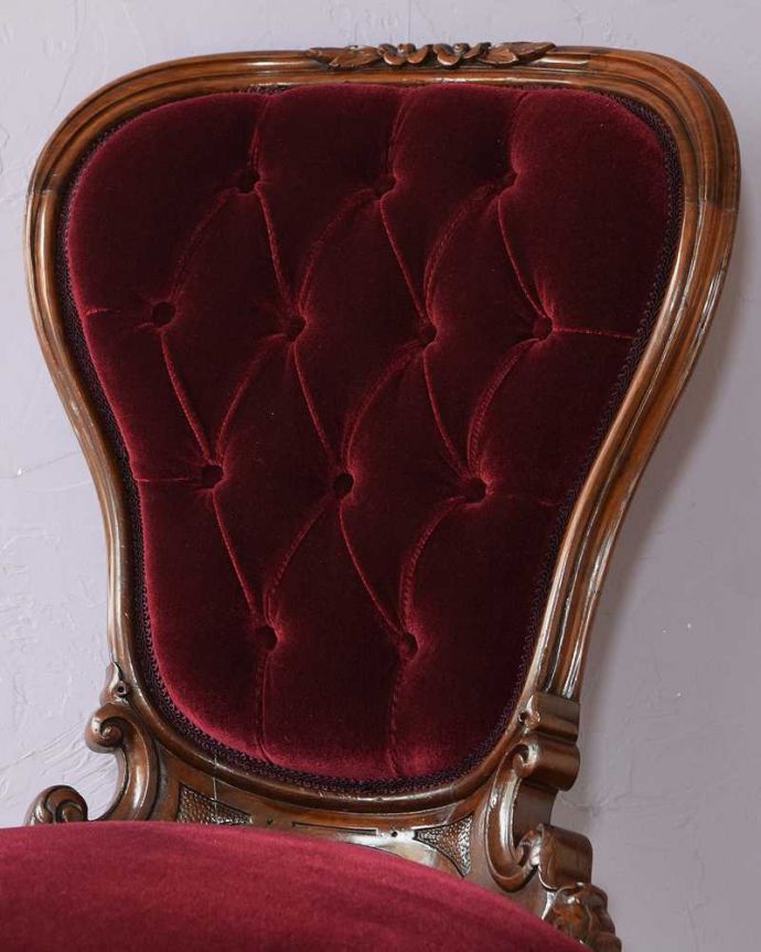 1Pソファ(ラウンジチェア)　アンティーク チェア　装飾が美しいウォルナット材の椅子、英国輸入のアンティークナーシングチェア。贅沢な美しさはアンティークの証女性のために作られた椅子だけに、見た目が美しい。(q-370-c)