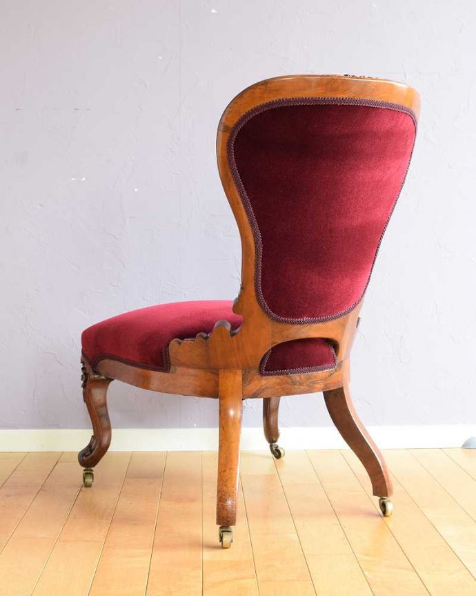1Pソファ(ラウンジチェア)　アンティーク チェア　装飾が美しいウォルナット材の椅子、英国輸入のアンティークナーシングチェア。後ろ姿も上品です並べた時に後ろから見ることも多い椅子。(q-370-c)