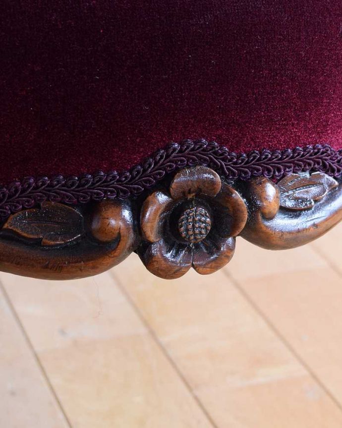 1Pソファ(ラウンジチェア)　アンティーク チェア　装飾が美しいウォルナット材の椅子、英国輸入のアンティークナーシングチェア。イギリスらしい美しい彫やっぱり一番の特長は彫の美しさ。(q-370-c)