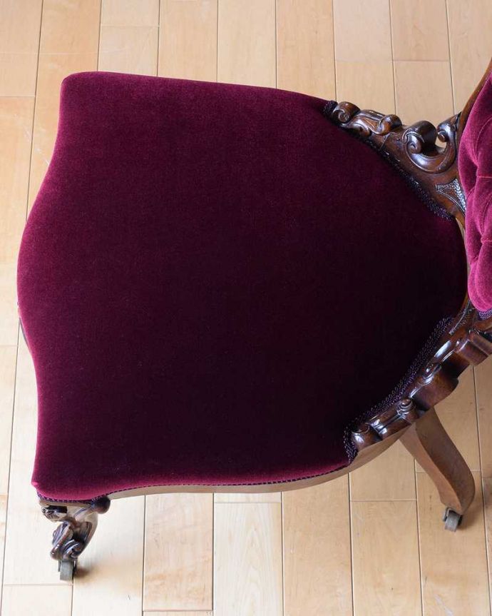 1Pソファ(ラウンジチェア)　アンティーク チェア　装飾が美しいウォルナット材の椅子、英国輸入のアンティークナーシングチェア。大切な自分だけの時間にナーシングチェアは座面がゆったりと広め。(q-370-c)