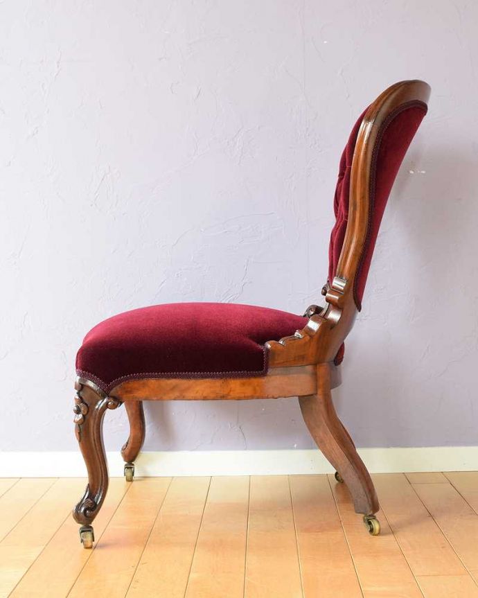 1Pソファ(ラウンジチェア)　アンティーク チェア　装飾が美しいウォルナット材の椅子、英国輸入のアンティークナーシングチェア。横から見ても優雅な立ち姿授乳のために作られた椅子は、座面が低く背もたれの角度もゆったり。(q-370-c)