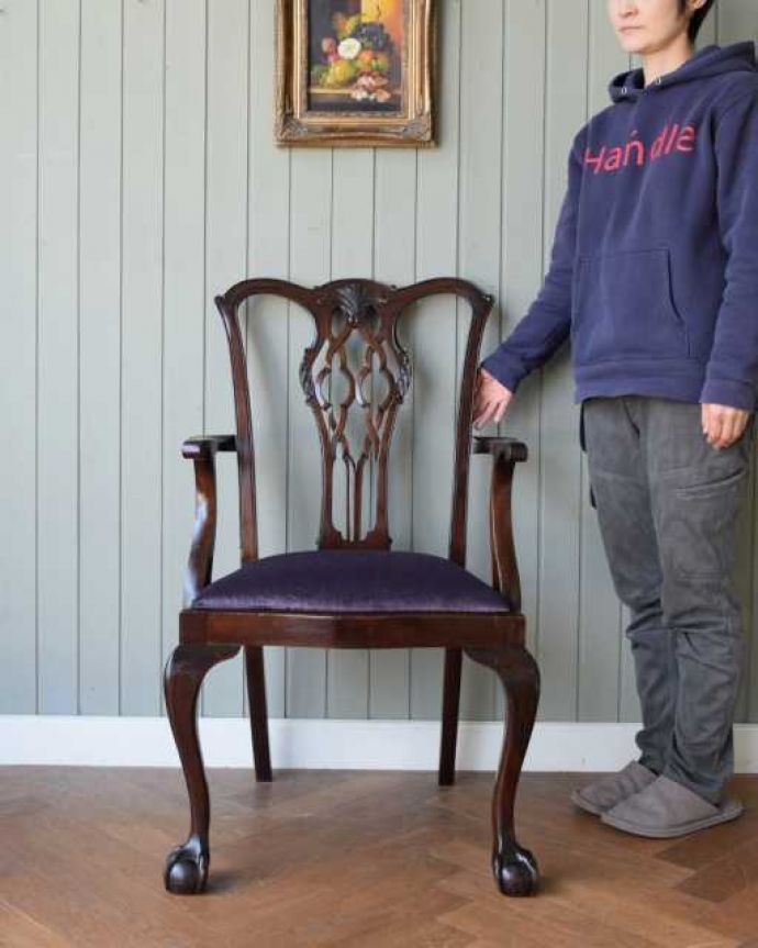 サロンチェア　アンティーク チェア　イギリスで出会った美しいアンティークの椅子、チッペンデールアームチェア。座るためだけじゃなく見て楽しむ椅子上質な雰囲気が漂うアンティークのサロンチェアは、座るためだけの椅子ではありません。(q-374-c)