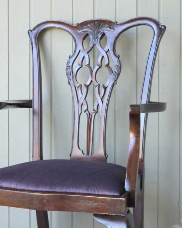 サロンチェア　アンティーク チェア　イギリスで出会った美しいアンティークの椅子、チッペンデールアームチェア。アンティークらしい背もたれの装飾上質な雰囲気を漂わせる細かい彫。(q-374-c)