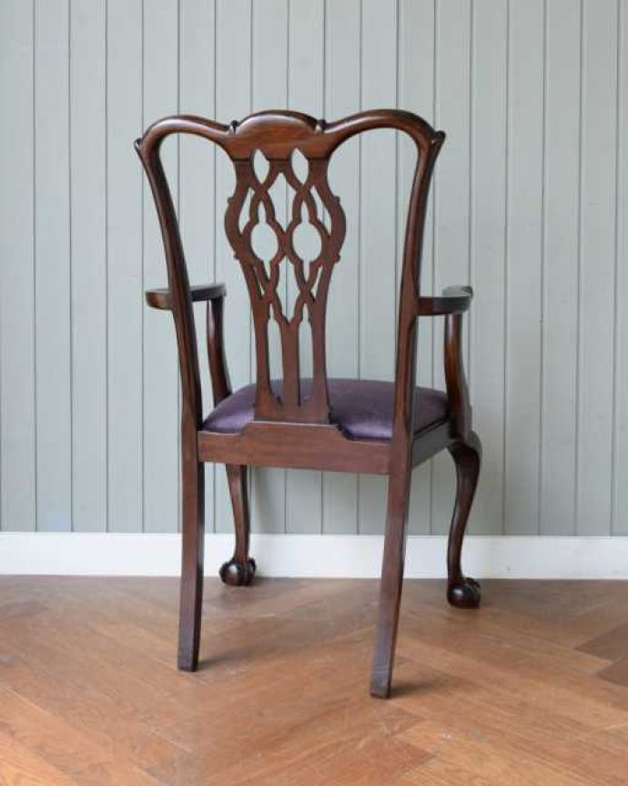 サロンチェア　アンティーク チェア　イギリスで出会った美しいアンティークの椅子、チッペンデールアームチェア。後ろ姿にも自信アリ並べた時に後ろから見ることも多い椅子。(q-374-c)