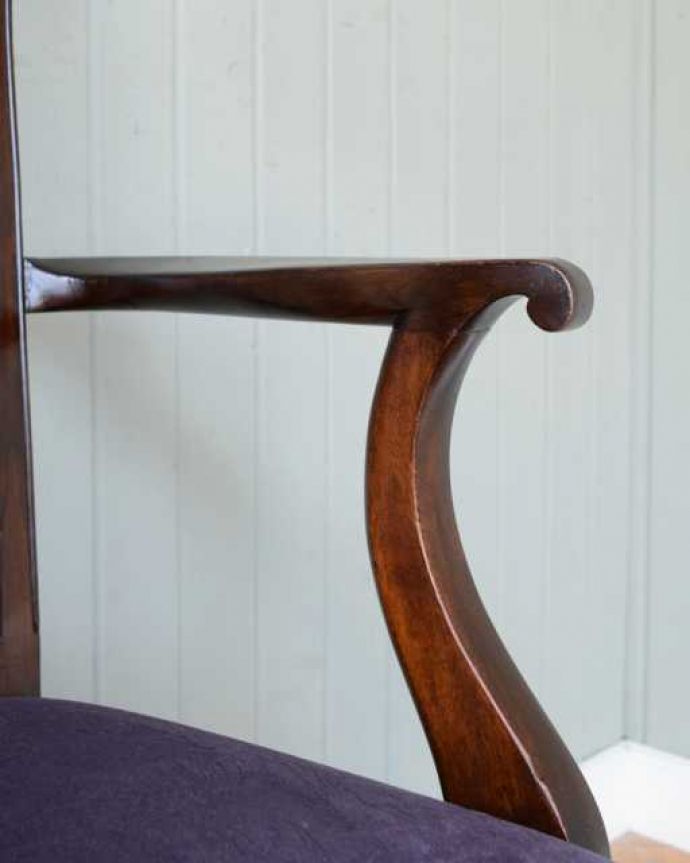 サロンチェア　アンティーク チェア　イギリスで出会った美しいアンティークの椅子、チッペンデールアームチェア。アーム部分にも注目肘を掛けておけるアームチェアは座ったときにやっぱりラク。(q-374-c)