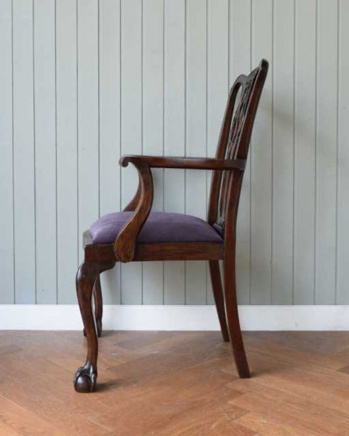サロンチェア　アンティーク チェア　イギリスで出会った美しいアンティークの椅子、チッペンデールアームチェア。横から見ても優雅な立ち姿背もたれがカーブしているので楽です。(q-374-c)