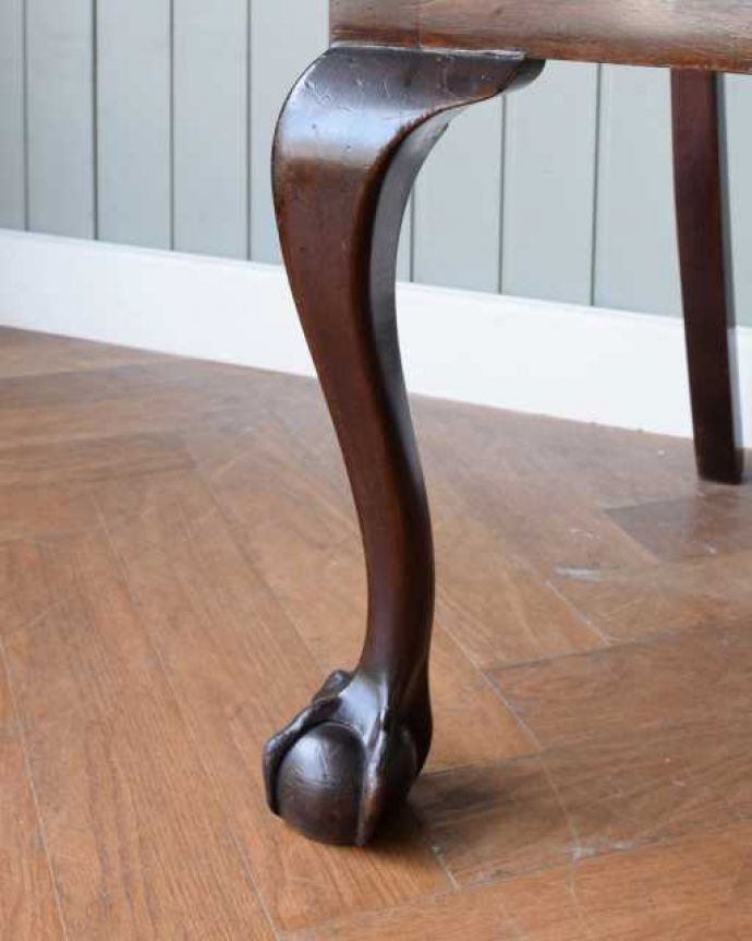 サロンチェア　アンティーク チェア　イギリスで出会った美しいアンティークの椅子、チッペンデールアームチェア。床を滑らせて移動出来ますHandleではアンティークチェアの脚の裏にフェルトキーパーをお付けしています。(q-374-c)