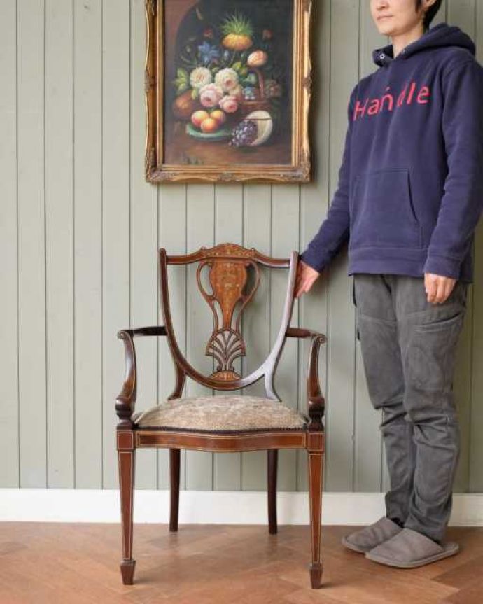 サロンチェア　アンティーク チェア　象嵌が入った美しい英国アンティーク、透かし彫りの背もたれのアームチェア。「見る」だけで幸せになるアンティークの椅子最高級のアンティークチェアは、座って使う楽しみ以外に目で見て楽しめます。(q-376-c)