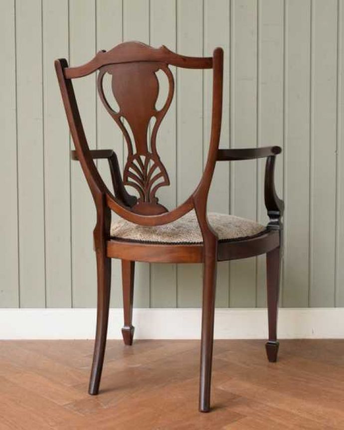 サロンチェア　アンティーク チェア　象嵌が入った美しい英国アンティーク、透かし彫りの背もたれのアームチェア。後ろ姿も上品です並べた時に後ろから見ることも多い椅子。(q-376-c)