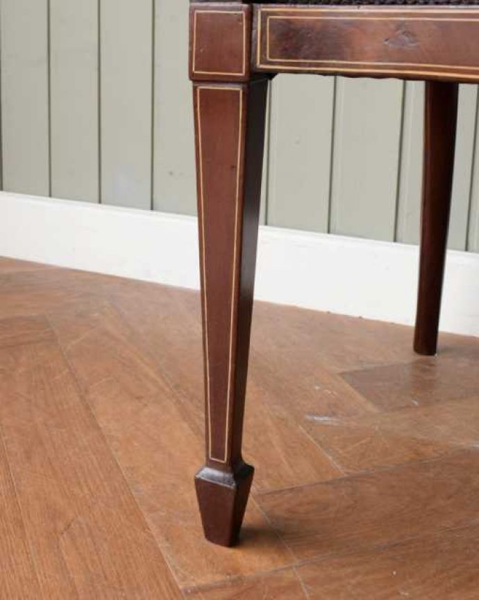 サロンチェア　アンティーク チェア　象嵌が入った美しい英国アンティーク、透かし彫りの背もたれのアームチェア。床を滑らせて移動出来ますHandleではアンティークチェアの脚の裏にフェルトキーパーをお付けしています。(q-376-c)
