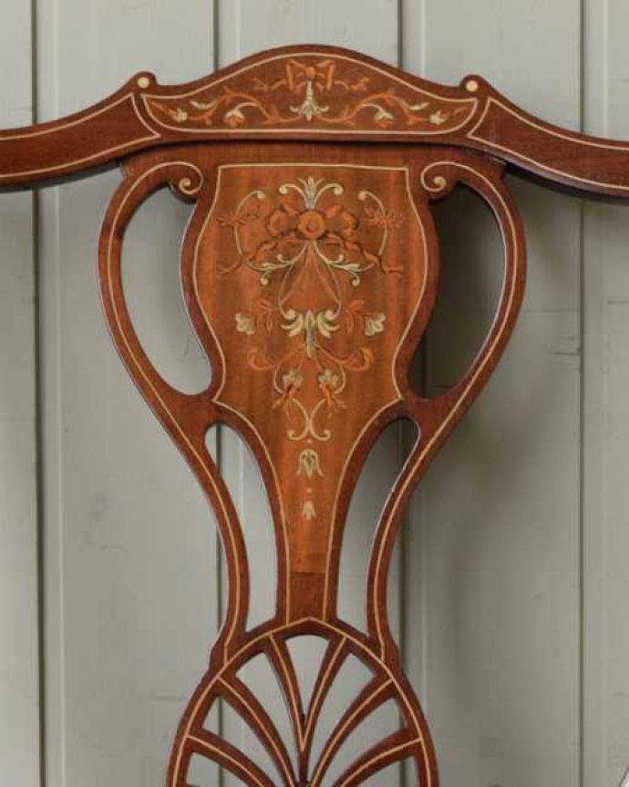 サロンチェア　アンティーク チェア　象嵌が入った美しい英国アンティーク、透かし彫りの背もたれのアームチェア。華やかな象嵌の模様木を組み合わせることで作る象嵌で描かれた模様。(q-376-c)