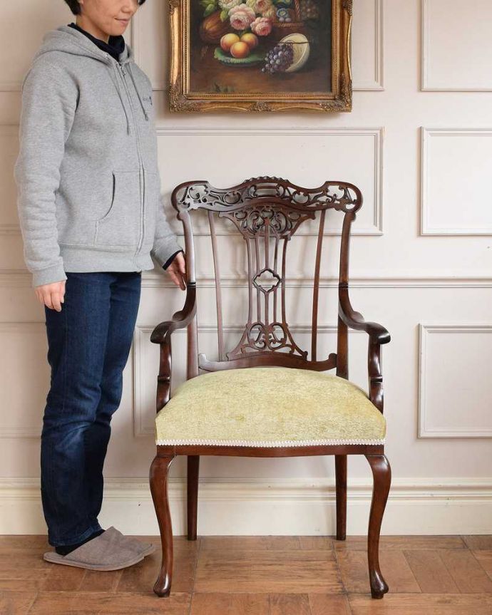 サロンチェア　アンティーク チェア　英国で出会った優雅なアンティークのアームチェア、透かし彫りが美しいサロンチェア。「見る」だけで幸せになるアンティークの椅子最高級のアンティークチェアは、座って使う楽しみ以外に目で見て楽しめます。(q-378-c)