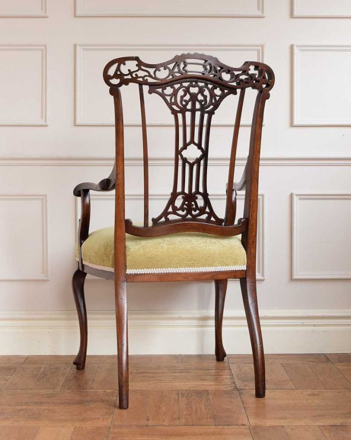 サロンチェア　アンティーク チェア　英国で出会った優雅なアンティークのアームチェア、透かし彫りが美しいサロンチェア。後ろ姿も上品です並べた時に後ろから見ることも多い椅子。(q-378-c)